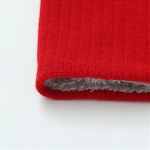 Gros plan d'une écharpe en maille rouge avec doublure polaire grise et texture douce