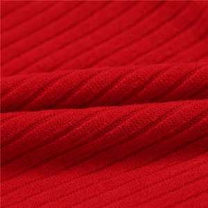 Gros plan sur la maille côtelée rouge épaisse avec des fibres douces et chaudes
