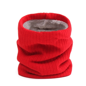 Détail d'un tour de cou en tricot rouge avec doublure en polaire grise épaisse et texture côtelée