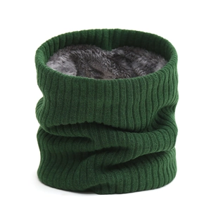 Détail du cache-col en tricot vert foncé avec doublure intérieure en polaire grise