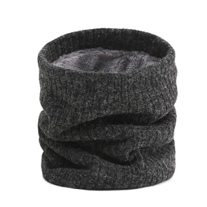 Détail du cache-col en tricot d'hiver avec doublure en fausse fourrure et rayures