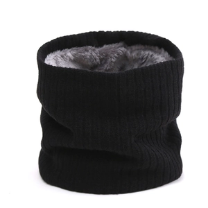Détail de tour de cou en maille rayée noire avec doublure en polaire grise douce