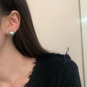 French vintage grey pearl stud earrings with metallic satin luster for a minimalist look