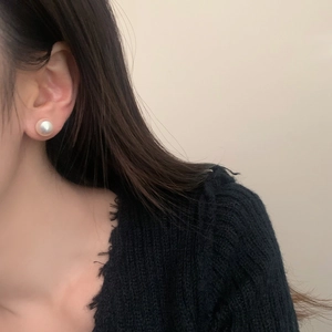 Elegant round white pearl stud earring 10-12mm worn on ear with minimalist french style