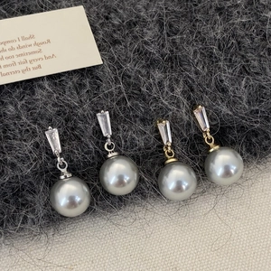 Elegant grey pearl earrings with baguette-cut zircon in gold and silver finish