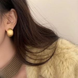 Élégantes boucles d'oreilles boules en métal brossé doré pour femmes style luxe minimaliste