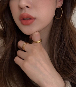 Minimalistische goldene Creolen und Ring-Set an Model für einen modernen Lifestyle-Look