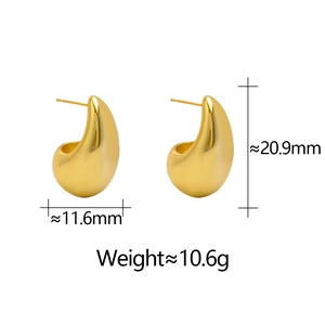 Gedetailleerd beeld van gouden druppeloorbellen met afmeting 20,9mm hoog en 11,6mm breed