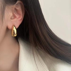 Elegante gouden waterdruppel oorbellen voor dames gedragen voor een zakelijke look