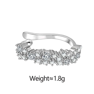 Détail d'une boucle d'oreille manchette argentée avec double rangée de zircons, 1,8g