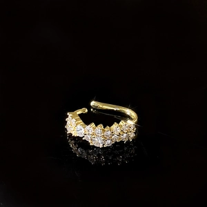 Vue détaillée du ear cuff doré 18 carats avec double rangée de zircons et reflet net