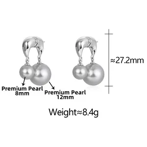 Détail de boucles d'oreilles argentées avec perles grises de 8 mm et 12 mm de haut éclat