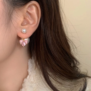 Détail de boucles d'oreilles perles double face avec zircon cœur rose style français