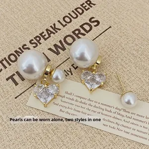 Détail des boucles d'oreilles cœur en cristal rose et perles avec monture dorée élégante