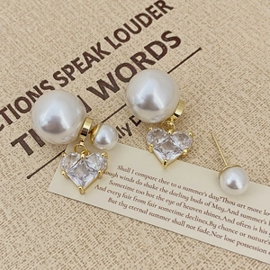 Vue détaillée des boucles d'oreilles perles et cœur avec fermoirs en perles de rechange
