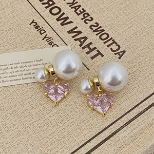 Vue détaillée des boucles d'oreilles double perle style français avec cœur rose