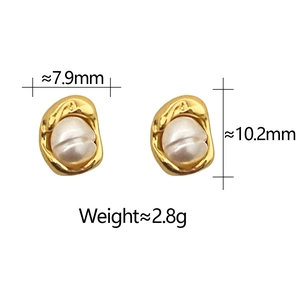 Dettaglio macro di orecchini di perle d'acqua dolce con base in oro lava e dimensioni