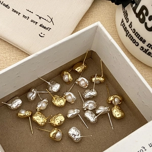 Orecchini con perle d'acqua dolce e metallo martellato oro e argento dal design moderno