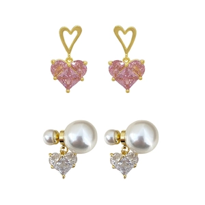 Ensemble de boucles d'oreilles cœurs roses et perles avec accents dorés sur fond blanc