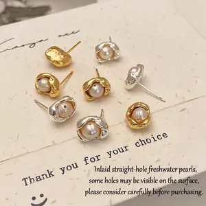 Orecchini a perno con perle d'acqua dolce e bordi irregolari in oro e argento