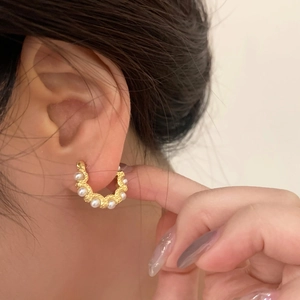 Elegant gold S-shaped wave pearl hoop earrings with a vintage French style for women