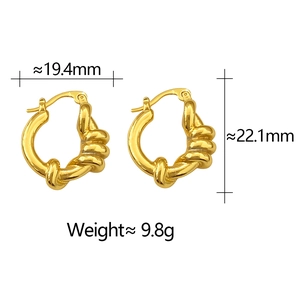Dettaglio di orecchini a cerchio intrecciati oro con dimensioni 22,1 mm altezza e 19,4 mm larghezza