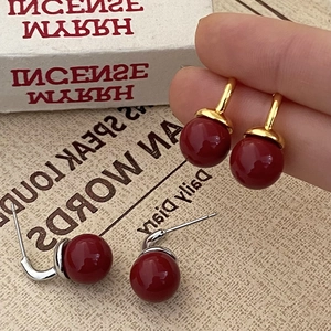 Elegante tiefrote Perlenohrringe mit Gold- und Silberhaken auf Minimalkarten