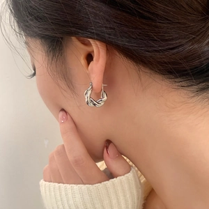 Orecchini a cerchio intrecciati in argento da donna con un design retrò minimalista