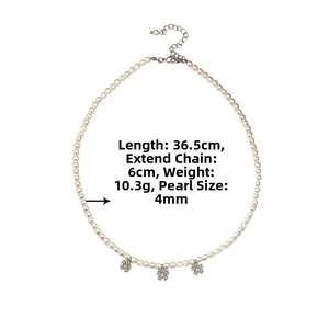 Détail d'un collier de perles 4mm avec trois fleurs en zircon et fermoir réglable