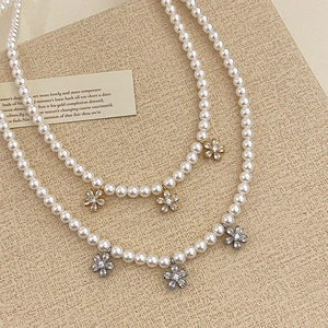 Colliers de perles élégants avec trois breloques fleurs en zircon, dorés et argentés