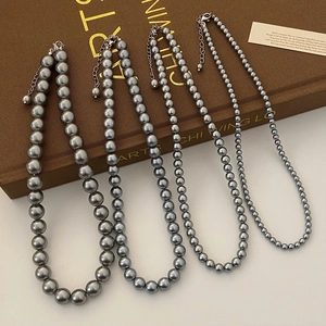 Collier élégant en perles gris foncé en quatre tailles avec fermoir mousqueton réglable
