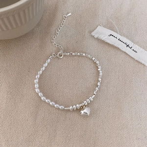 Pulsera de doble capa de cuentas de plata y perlas con colgante de corazón para mujer
