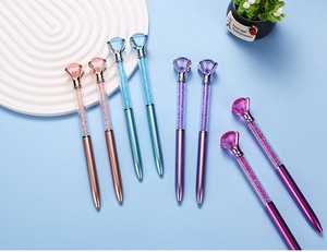 Detail van acht elegante diamantbalpennen met kristalzand en roségouden afwerking