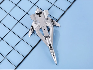 Detailansicht eines silbernen Stealth-Fighter Gelschreiber mit Fahrwerk und Raketen