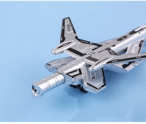 Detailansicht des silbernen Stealth-Jet-Stifts mit futuristischen Sci-Fi-Mustern und Texturen