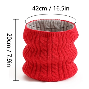Dettaglio scaldacollo in maglia intrecciata rossa con misure 20x42cm per look invernale