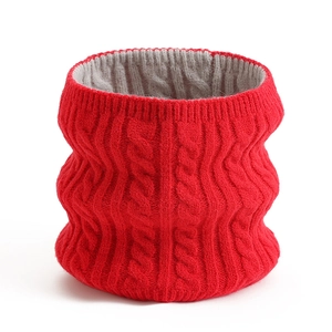 Dettaglio dello scaldacollo in maglia intrecciata rossa con fodera interna grigia