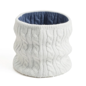 Dettaglio di maglia a treccia bianca con fodera blu scuro per scaldacollo invernale