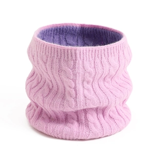 Scaldacollo bicolore rosa e viola in maglia a trecce con morbida texture calda