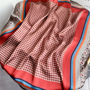 Carré de soie rouge avec motifs paisley vintage et pois élégants pour femmes