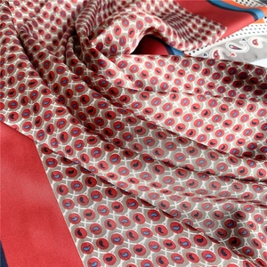 Gros plan détaillé d'un foulard en soie avec pois rouges et motifs paisley bleus