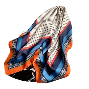 Foulard en soie multicolore pour femme avec motifs géométriques et pois élégants