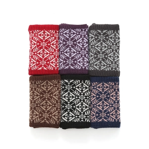 Details von sechs gestrickten Halswärmern mit nordischen Schneeflockenmustern in Farben