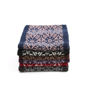 Details verschiedener Farben von Jacquard-Strickwärmern mit weicher Wollstruktur