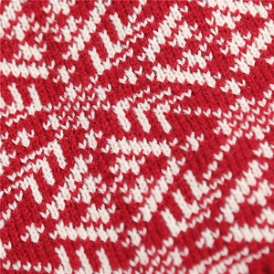 Nahaufnahme der rot-weißen Strick-Halswärmer mit nordischem geometrischem Webmuster