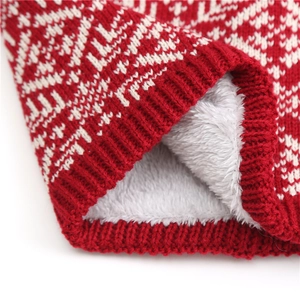Winter-Strickschal mit rotem nordischem Schneeflockenmuster und dickem Fleece-Futter