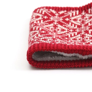 Detailansicht eines rot-weißen Strickschals mit dickem grauem Fleecefutter