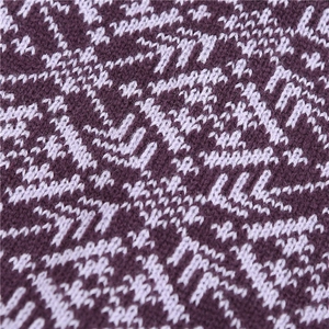 Makro-Detail von lila und weißem Strickmuster mit hochdichter Winter-Halswärmer-Textur