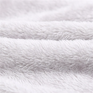 Makroaufnahme von ultra-weichem weißem Plüschfutter mit flauschiger Fleece-Textur