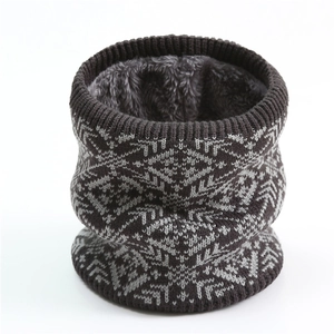 Detailansicht Winter-Halswärmer mit Schneeflocken-Strickmuster und dickem Plüschfutter